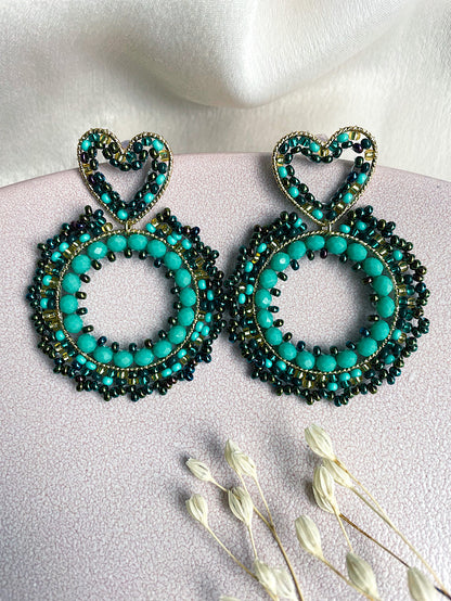 Aretes argolla con mostacillas y base de corazón