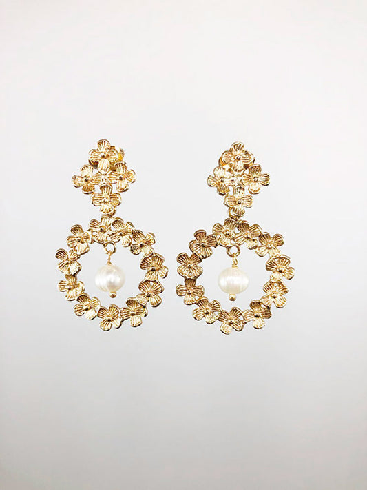 Aretes argolla de florcitas texturadas con perlita
