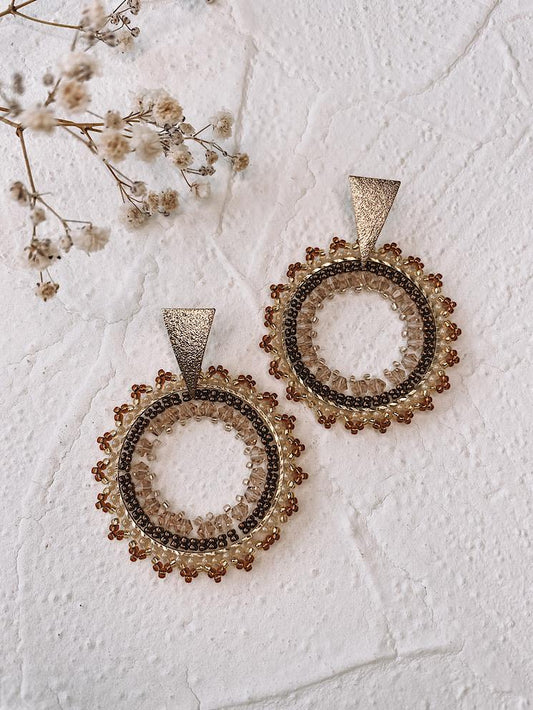 Aretes argolla tejida con muranos y mostacillas con base triangular