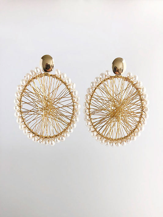 Aretes círculo telaraña con perlas alrededor