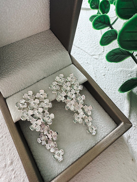 Aretes florcitas texturadas con caída