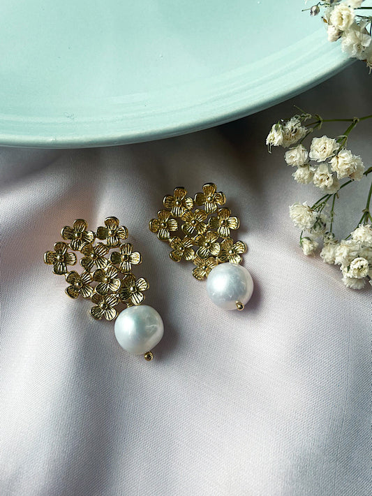 Aretes florcitas texturadas y 1 perla grande