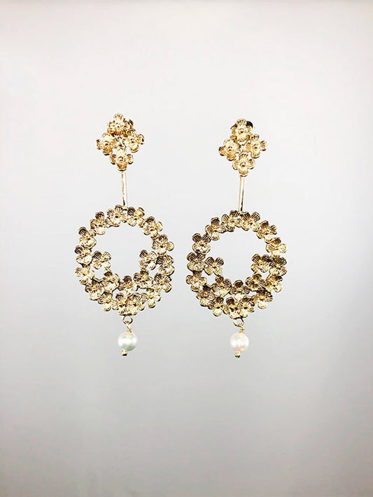 Aretes florcitas texturadas y 1 perlita