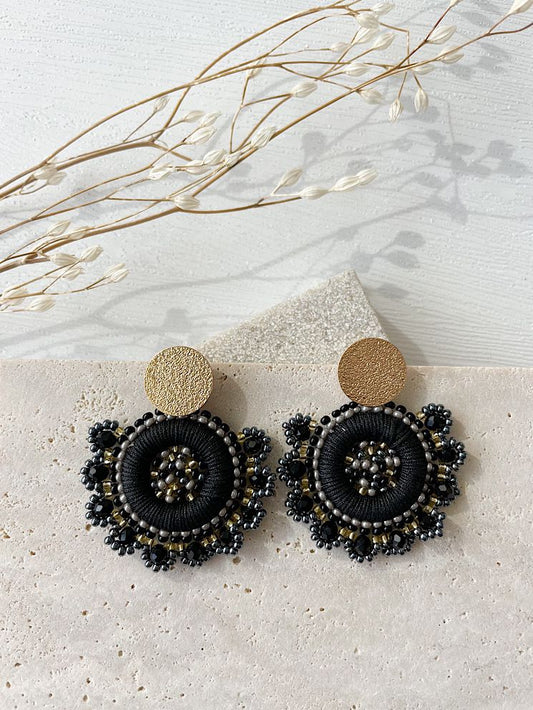Aretes flor tejida con muranos y mostacillas chicos