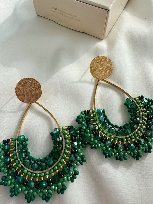 Aretes gota con faldita de mostacillas
