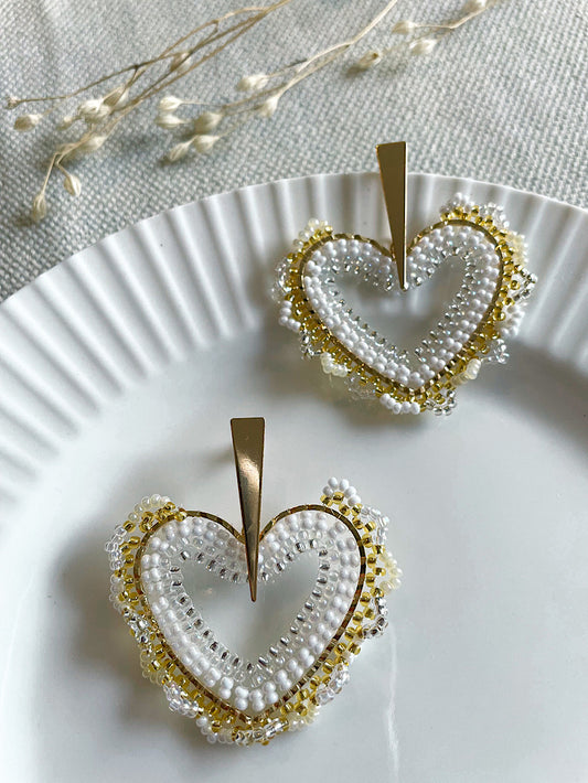 Aretes palito corazón calado con mostacillas