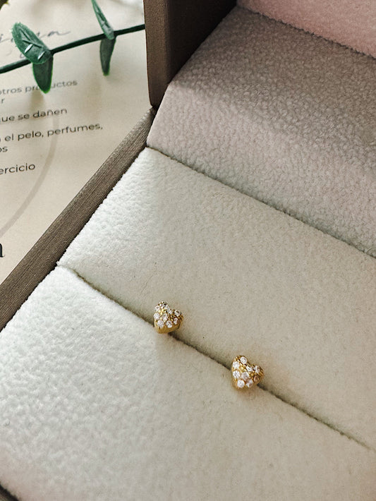 Aretes pegado corazón con circones con seguro bb