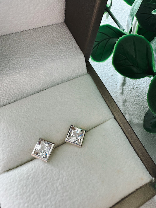 Aretes pegados circón cuadrado con filo de plata grande