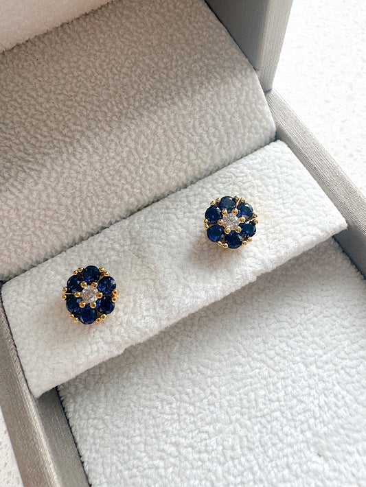 Aretes pegados círculo con circones azules y blanco en medio