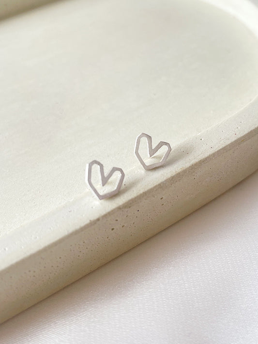 Aretes pegados corazón calado satinado