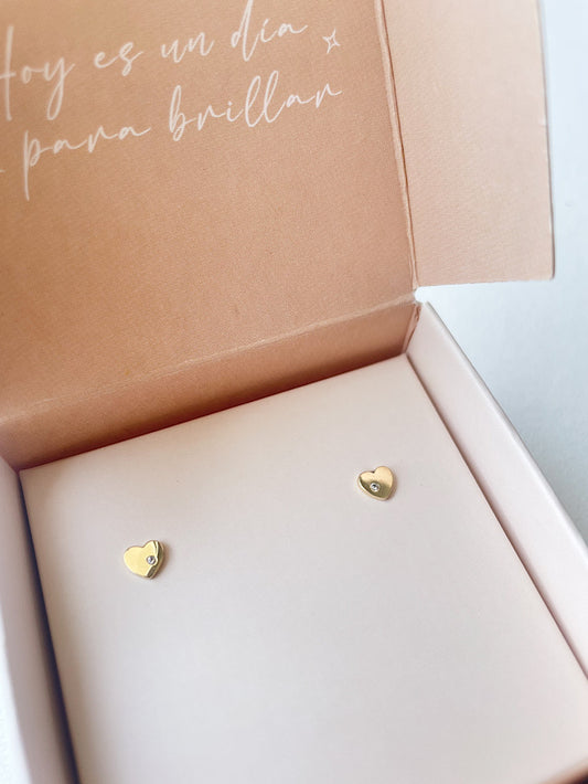Aretes pegados corazón con 1 circón chiquito