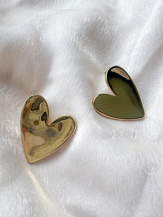 Aretes pegados corazón de costado liso