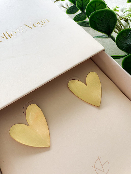 Aretes pegados corazón satinado de costado