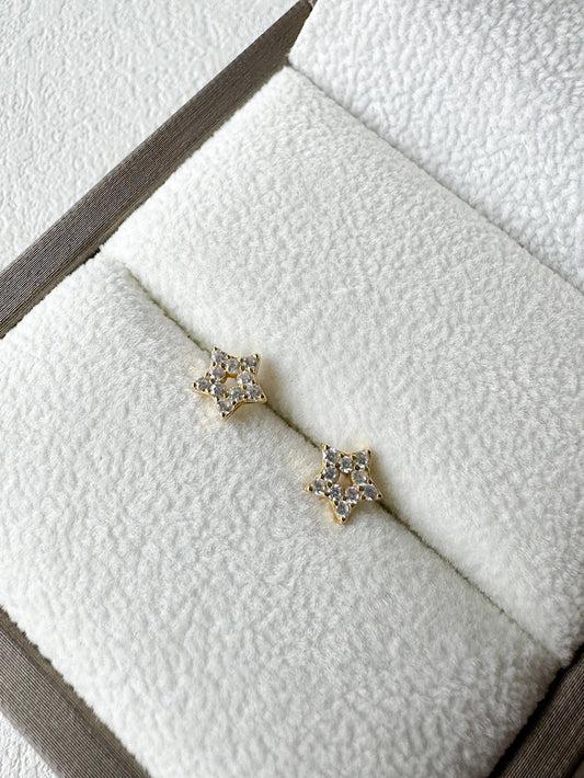 Aretes pegados estrella calada con seguro de bebé