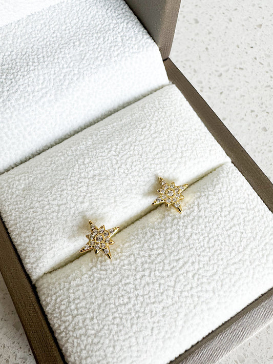 Aretes pegados estrella