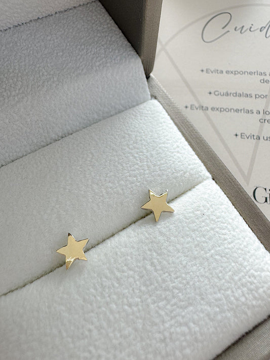 Aretes pegados estrella con lámina de oro