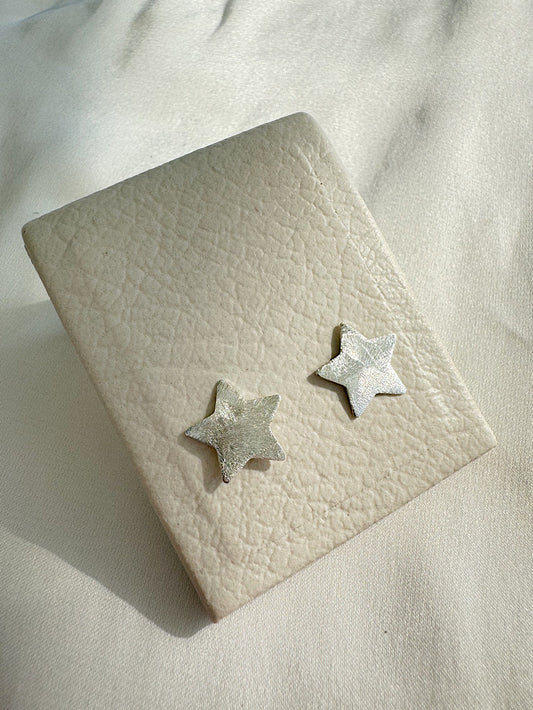 Aretes pegados estrella satinados