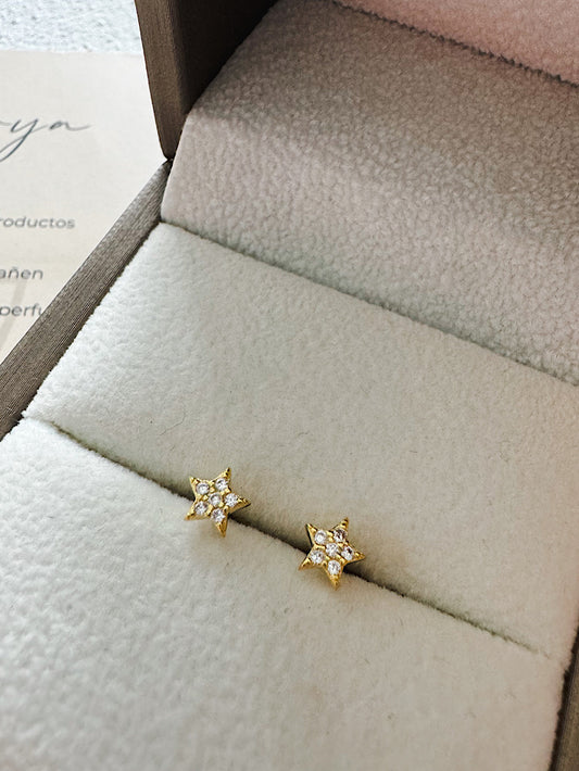 Aretes pegados estrellita con seguro de bebé