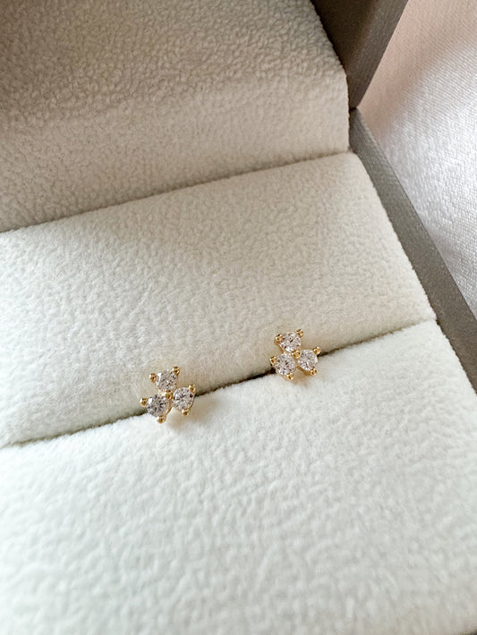 Aretes pegados flor 3 pétalos con seguro de bebé