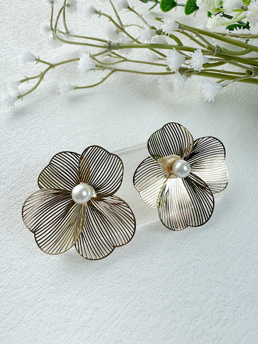 Aretes pegados flor calada con perla en medio