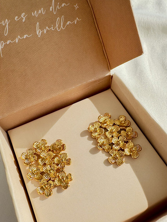 Aretes pegados florcitas texturadas