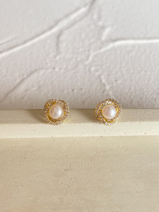 Aretes pegados flor con circones y perla en medio