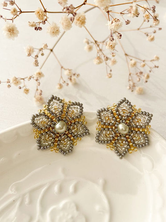 Aretes pegados flor con mostacillas