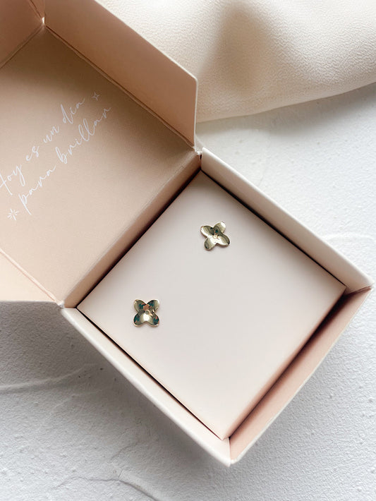 Aretes pegados flor lisa