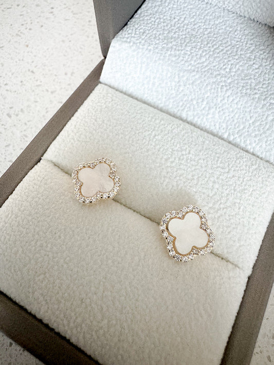 Aretes pegados trébol nácar
