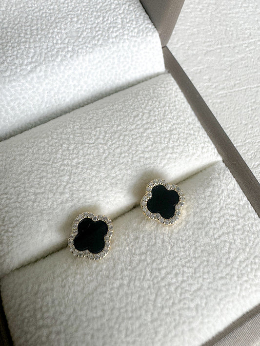 Aretes pegados trébol negros