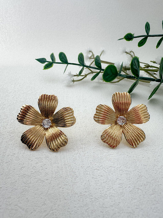 Aretes pegados flor texturada con circón en medio