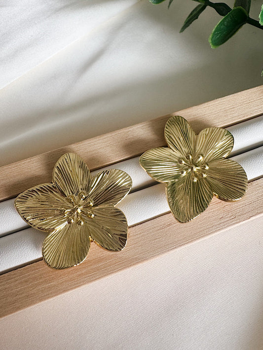 Aretes pegados flor texturada