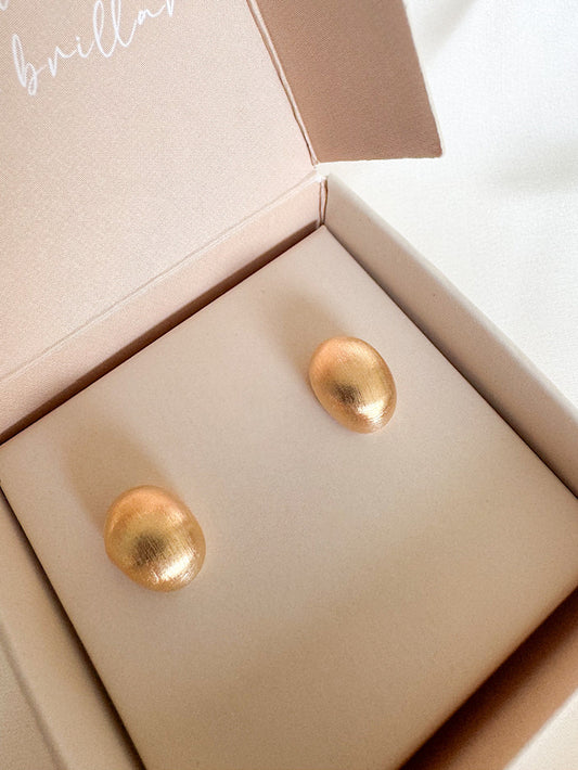 Aretes pegados frijol satinado