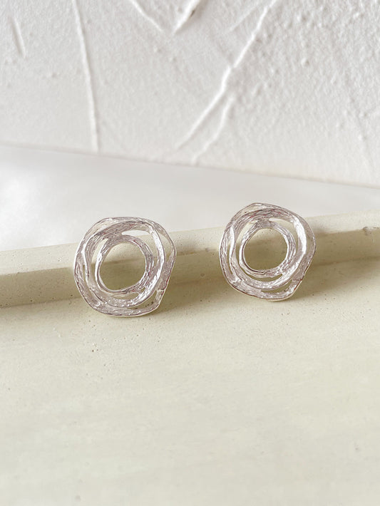 Aretes pegados laberinto chicos