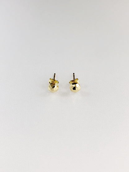 Aretes pegados media bola facetada chiquita