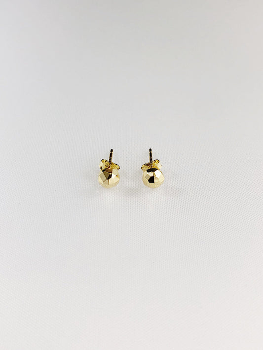 Aretes pegados media bola facetada chiquita