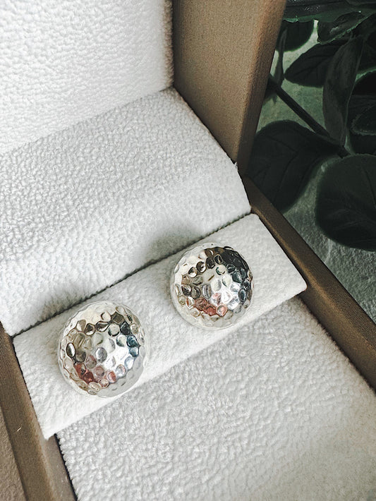 Aretes pegados media bola martillados grandes plata