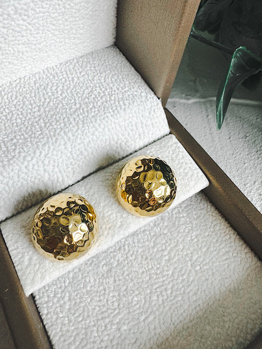 Aretes pegados media bola martillados grandes