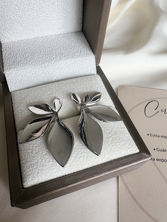 Aretes pegados media flor