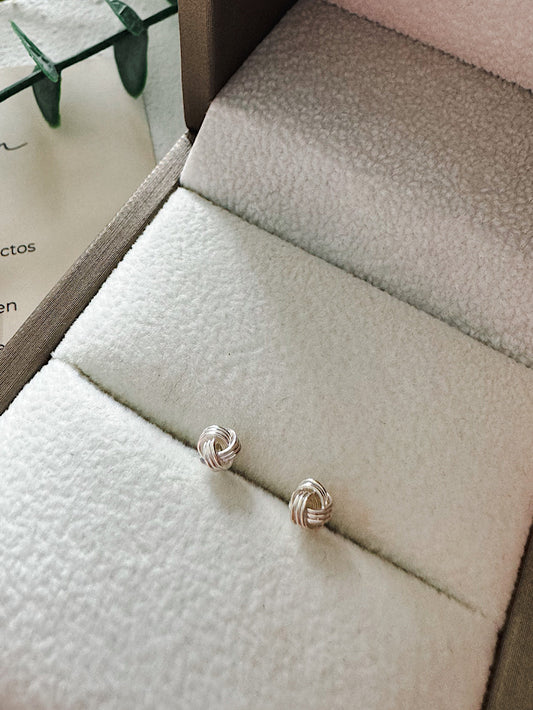 Aretes pegados nudo chiquititos