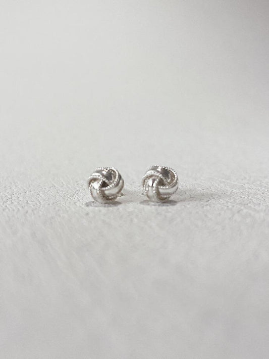 Aretes pegados nudo liso con filo entorchado chico