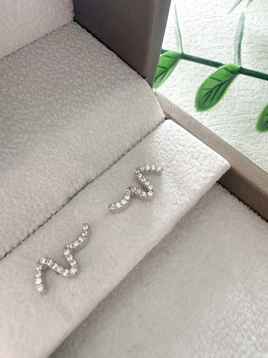 Aretes pegados ondeados
