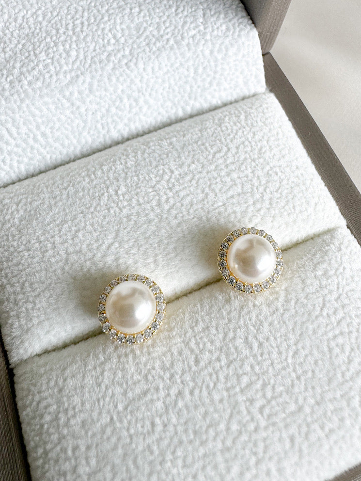 Aretes pegados perla con circones alrededor
