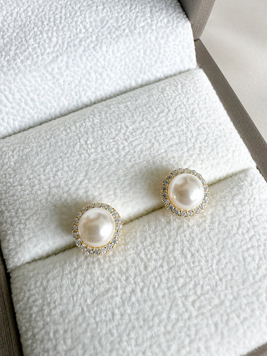 Aretes pegados perla con circones alrededor