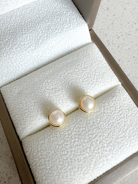 Aretes pegados perla con filo
