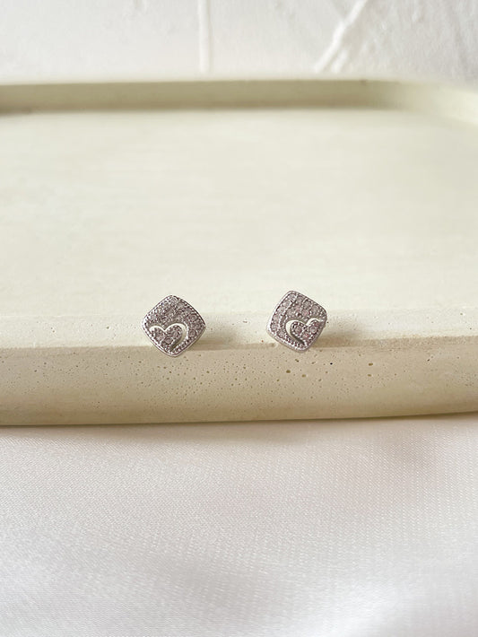 Aretes pegados rombo con corazón calado con circones