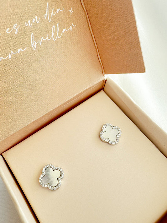 Aretes pegados trébol nácar