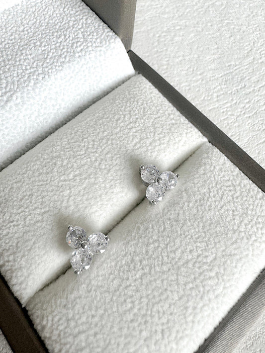 Aretes pegados triángulo 3 circones