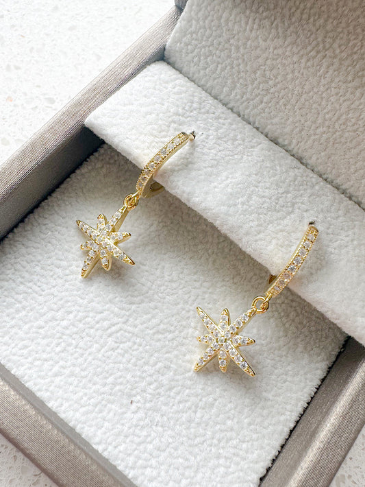 Argollas huggies con estrella colgante con circones grandes
