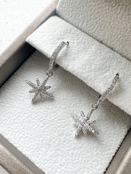 Argollas huggies con estrella colgante con circones Plata